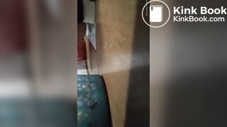 一个小女孩屁股一紧
