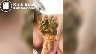 Lambendo muita merda nos pés