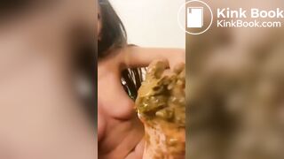 Lambendo muita merda nos pés