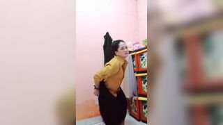 Indonesian Girl Pooping - video 3