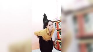 Indonesian Girl Pooping - video 3