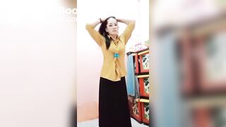 Indonesian Girl Pooping - video 3