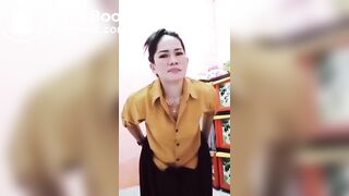 Indonesian Girl Pooping - video 3