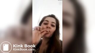 Brasileira cagando e fumando