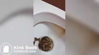 Scat hottie eats her own