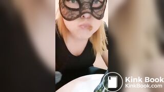 Scat hottie eats her own