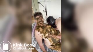 Der Sklave schleckt die Sklavkin sauber