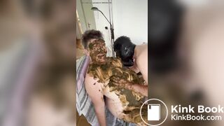 Der Sklave schleckt die Sklavkin sauber