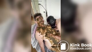 Der Sklave schleckt die Sklavkin sauber