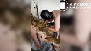 Der Sklave schleckt die Sklavkin sauber