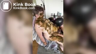 Der Sklave schleckt die Sklavkin sauber