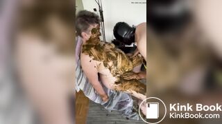 Der Sklave schleckt die Sklavkin sauber