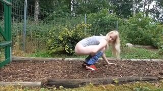 Girl pooping - video 818