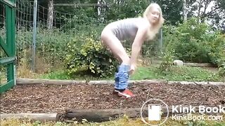 Girl pooping - video 818