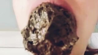 ... deliciosa comiendo su propia mierda