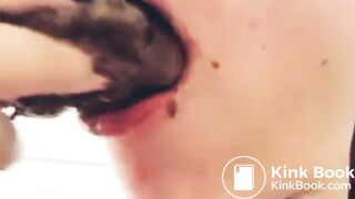 ... deliciosa comiendo su propia mierda