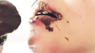 ... deliciosa comiendo su propia mierda