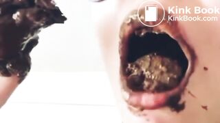 ... deliciosa comiendo su propia mierda