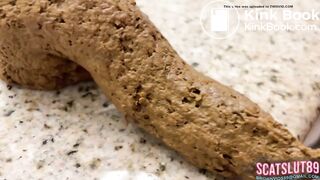 Girl pooping - video 802