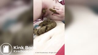 2 lesbiennes se chient dessus