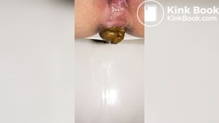 Girl pooping on toilet - video 190