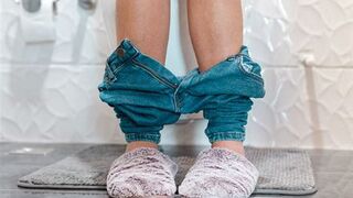 my girlfriend pooping (audio)