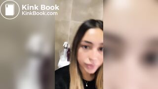 Morena cagando no vaso