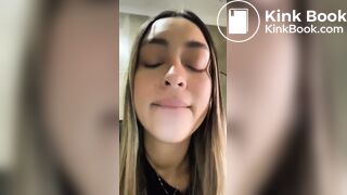 Morena cagando no vaso