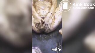 Masturbándose desesperada llena de mierda