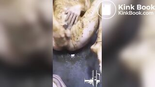 Masturbándose desesperada llena de mierda