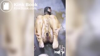 Masturbándose desesperada llena de mierda