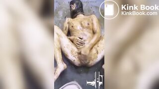 Masturbándose desesperada llena de mierda