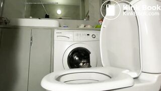 Si sposta il perizoma e caga