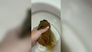 NOVINHA BRASILEIRA CAGA UMA MERDA GIGANTE E PEGA