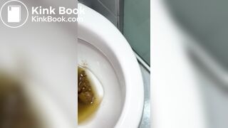 NOVINHA BRASILEIRA CAGA UMA MERDA GIGANTE E PEGA