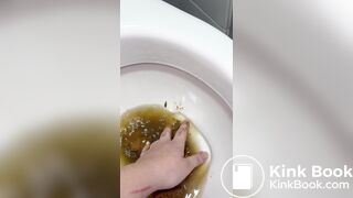 NOVINHA BRASILEIRA CAGA UMA MERDA GIGANTE E PEGA