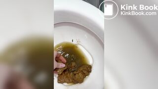 NOVINHA BRASILEIRA CAGA UMA MERDA GIGANTE E PEGA