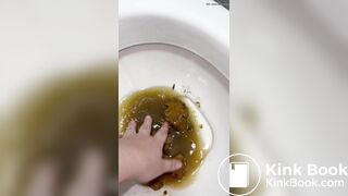 NOVINHA BRASILEIRA CAGA UMA MERDA GIGANTE E PEGA