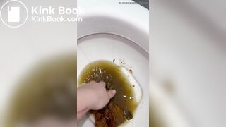 NOVINHA BRASILEIRA CAGA UMA MERDA GIGANTE E PEGA