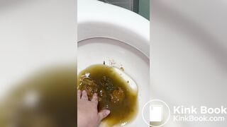 NOVINHA BRASILEIRA CAGA UMA MERDA GIGANTE E PEGA