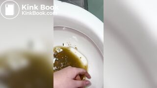 NOVINHA BRASILEIRA CAGA UMA MERDA GIGANTE E PEGA