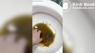 NOVINHA BRASILEIRA CAGA UMA MERDA GIGANTE E PEGA