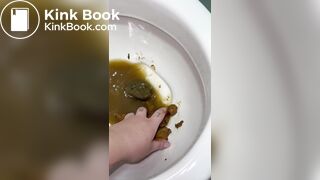 NOVINHA BRASILEIRA CAGA UMA MERDA GIGANTE E PEGA