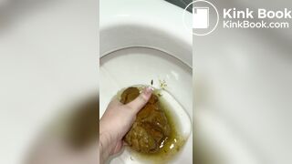 NOVINHA BRASILEIRA CAGA UMA MERDA GIGANTE E PEGA