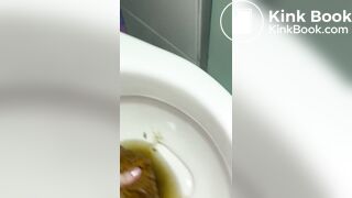 NOVINHA BRASILEIRA CAGA UMA MERDA GIGANTE E PEGA