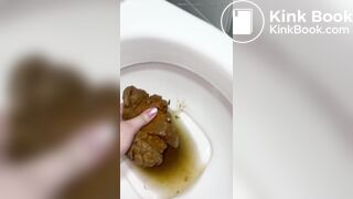 NOVINHA BRASILEIRA CAGA UMA MERDA GIGANTE E PEGA