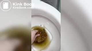 NOVINHA BRASILEIRA CAGA UMA MERDA GIGANTE E PEGA