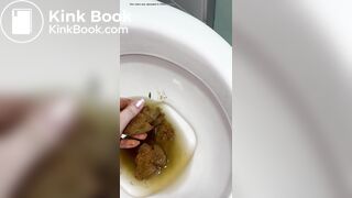 NOVINHA BRASILEIRA CAGA UMA MERDA GIGANTE E PEGA