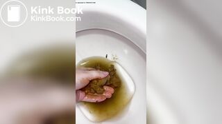 NOVINHA BRASILEIRA CAGA UMA MERDA GIGANTE E PEGA