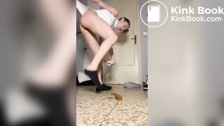 girl poops grey leggings